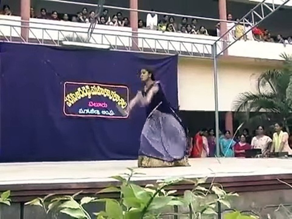 COLLEGE GIRL DANCE.. WOW.. THIS IS INDIAN DANCE.. MUST SEE