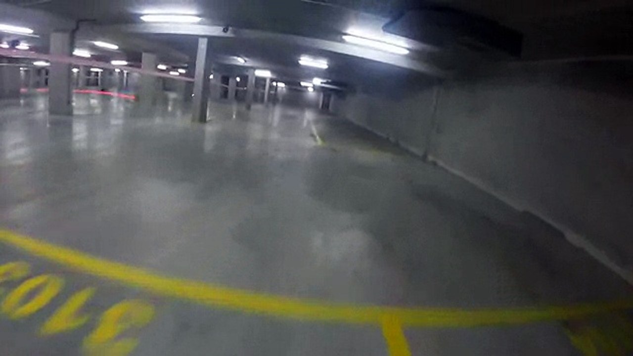 От первого лица - Гонки на квадрокоптерах на подземной парковке