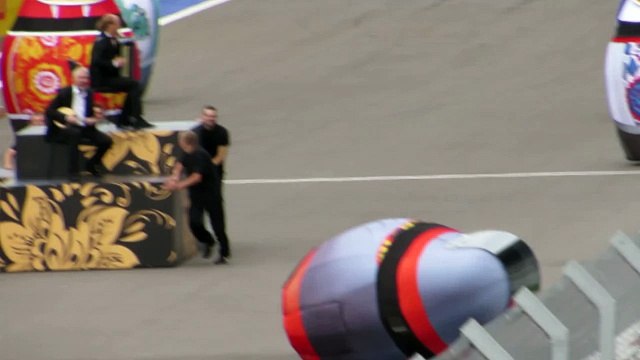 Падение матрешки на церемонии открытия Формула-1 в Сочи 2015