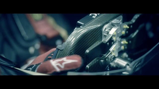 Прыжок гигантского грузовика через болид Формулы 1