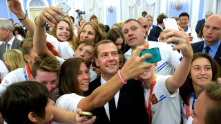 Медведев .Молодежь голосует гаджетом ,