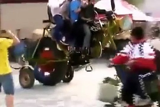 Маленький китаец и его громадный мотоцикл