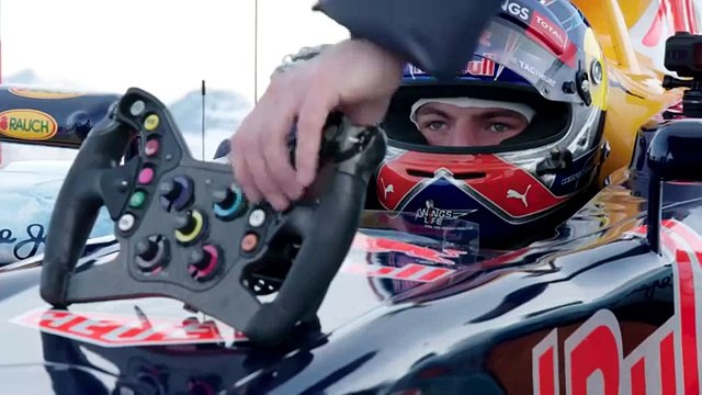 Болид формулы 1 на снежной трассе