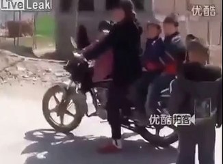 Отправляет детишек в школу на мотоцикле!