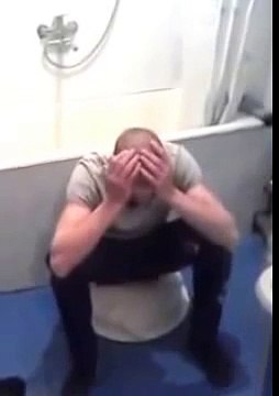 Придурок сел жопой на динамит!