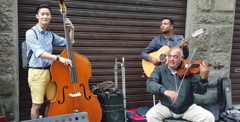 Un touriste coréen se joint à des musiciens de rue à Florence