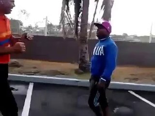 Рухнул как шкаф от удара маленького Смотреть драку