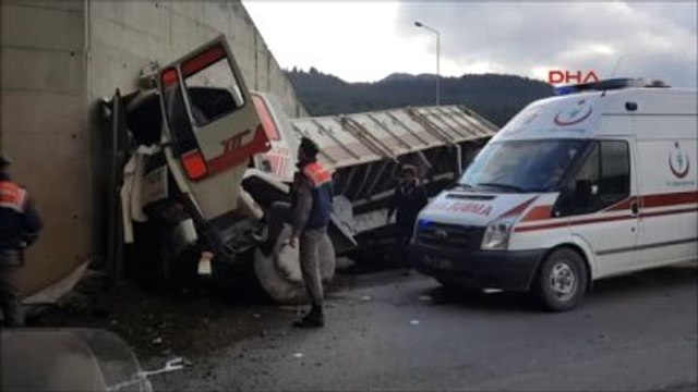 Sakarya - Freni Boşalan Kamyon Köprü Duvarına Çarptı: 1 Yaralı