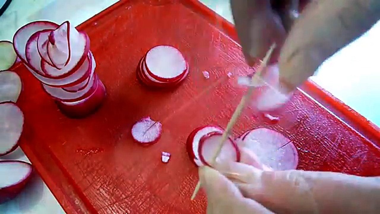 Украшения стола. Цветы из редиса. Как красиво оформить стол. Цветы из овощей .