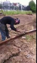 Сварщика вырубил рельс! Смотреть до конца