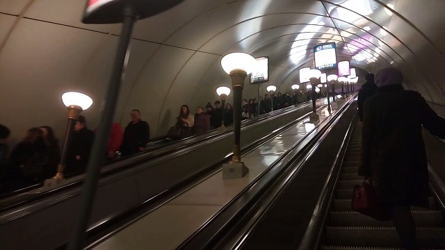 Philips Xenium V787, тест камеры - На эскалаторе