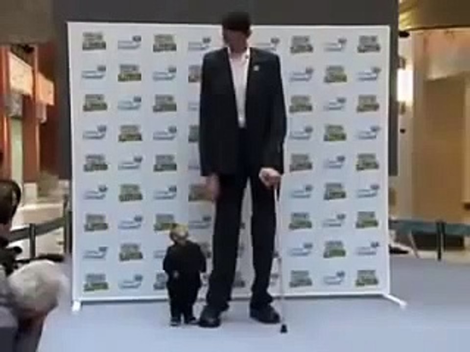 Самый маленький и самый большой человек в мире пожали друг другу руки.