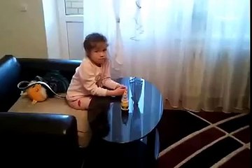 Угадай что смотрит девочка