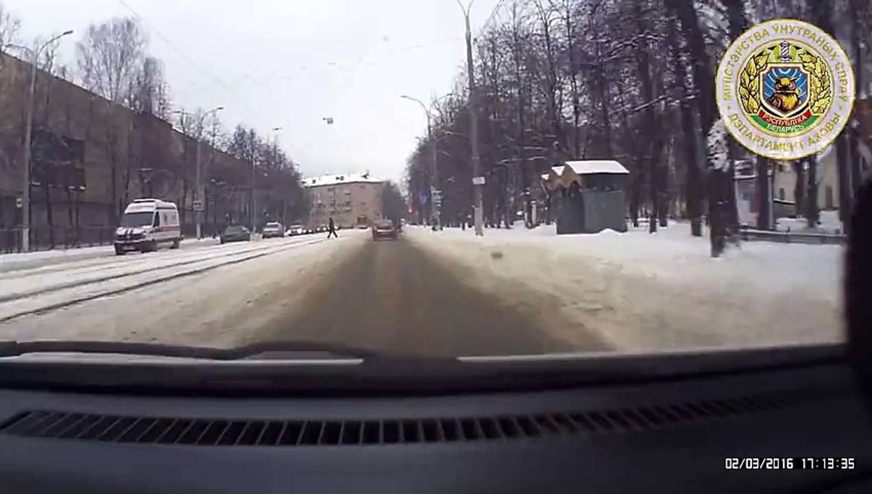 Un policier sauve un enfant d'un gros accident (Biélorussie)