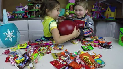 BIG HALLOWEEN CANDY HAUL + Play Doh Giant Surprise Egg Bubbles Spooky Disney Toy Surprises Kids Toys