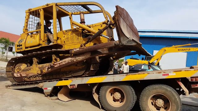 gread bulldozer komatsu D65E loading truck, bulldozer komatsu D65E in action