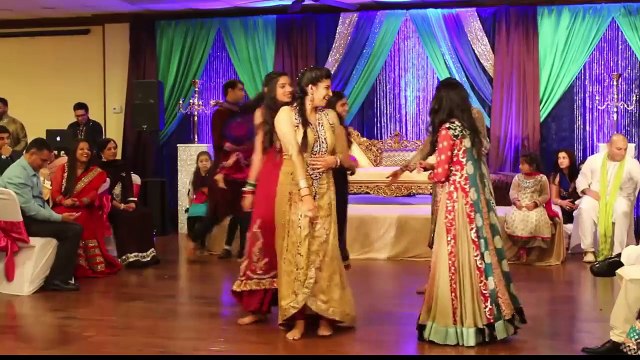 Desi Girls HOT Dance On Pakistani Wedding (HD)
