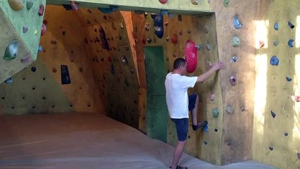 Школа скалолазания Гекконы. Руками по потолку