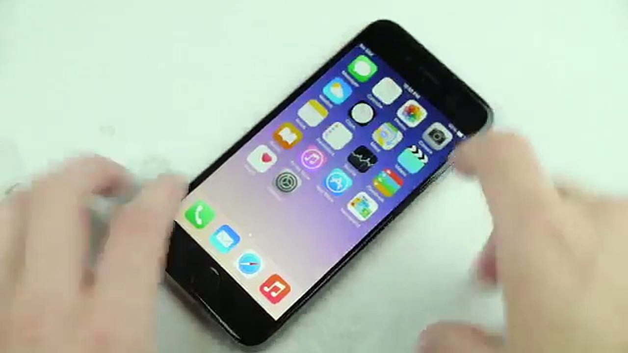 مجنون يقوم باستعراض خمس طرق لتدمير ال iPhone الخاص به (News World)