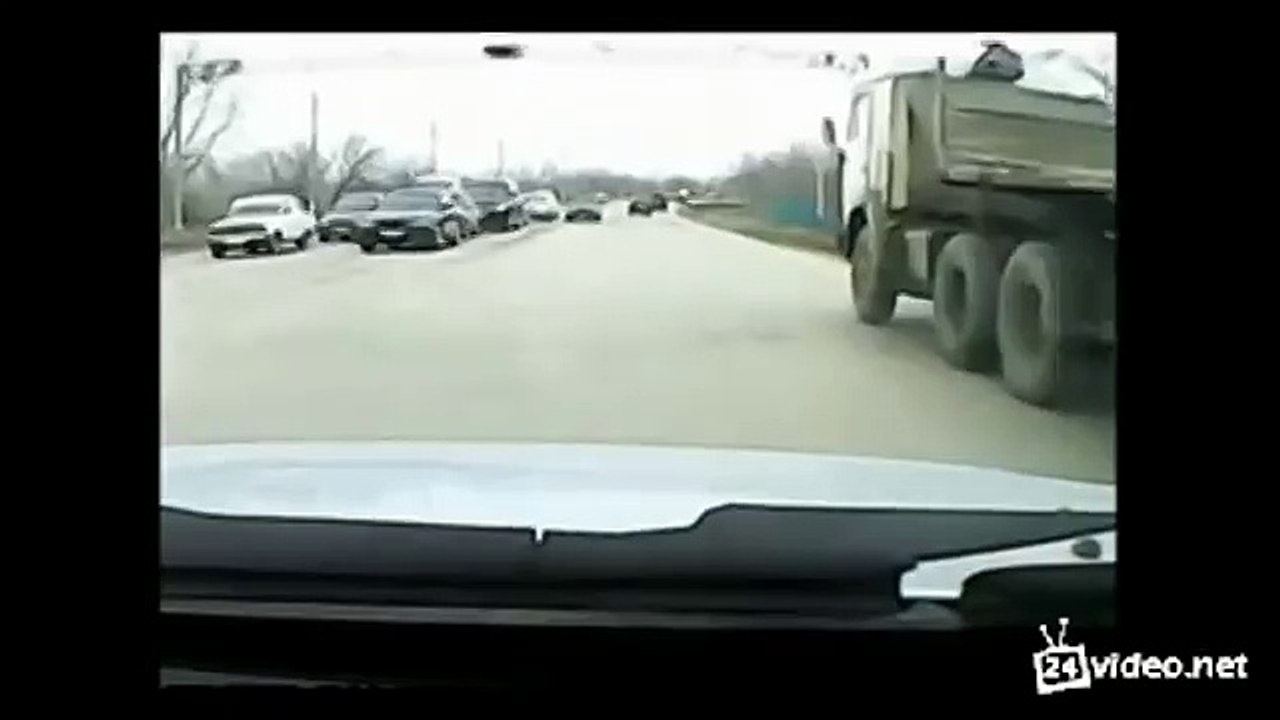 Хотел подрезать а получил в морду и убежал