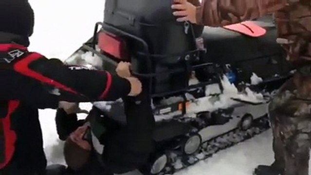 Un homme se fait aspirer par une motoneige