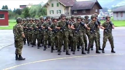 Quand l'armée Suisse chante We Will Rock You de Queen