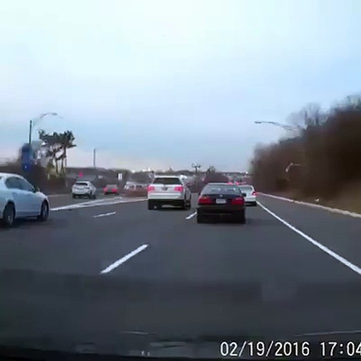 Un débile double n'importe comment et provoque un grave accident
