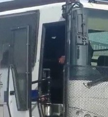 Kadıköy'de gözaltına alınan kadınlara polis aracında darp