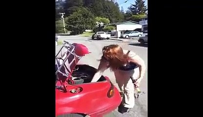 Il filme son ex en train de détruire sa voiture