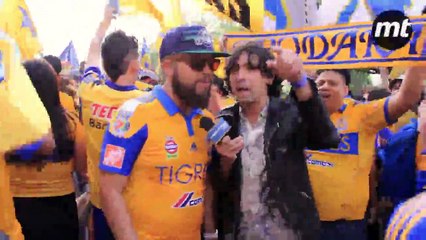 Llegó la porra de Tigres y Charly Fox estuvo con ellos
