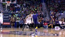 Anthony Davis Throws Down the One-Handed Alley-Oop