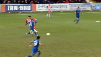 Un arbitre siffle la mi-temps sur un but