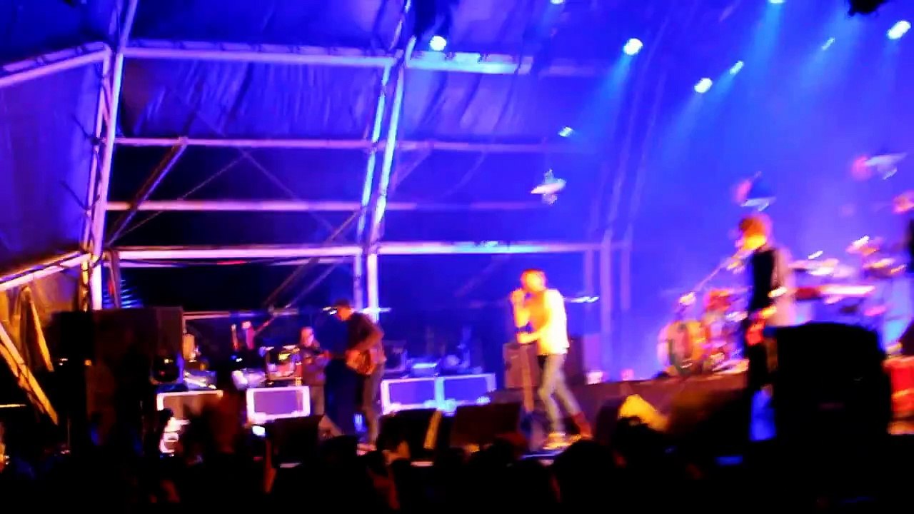 Kaiser Chiefs - "Love's Not A Competition (But I'm Winning)" @ Enterro da Gata'13