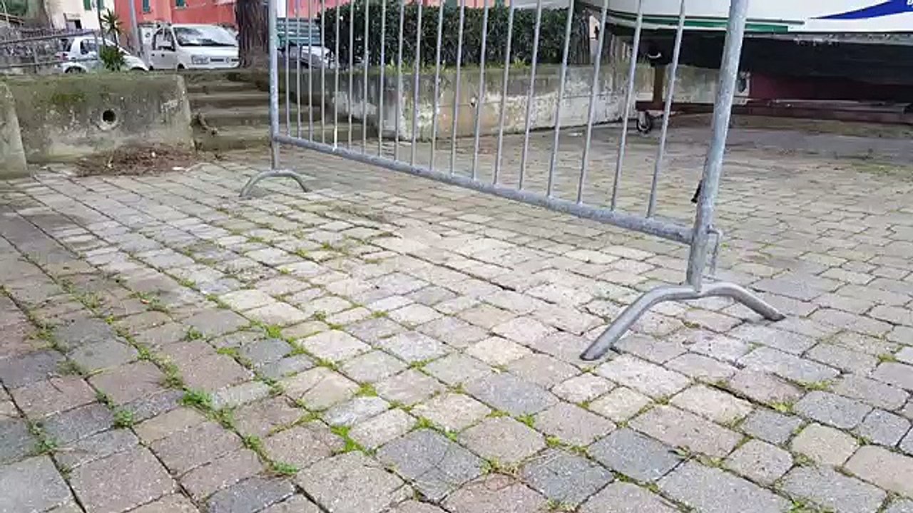 Des vagues soulèvent des pavés