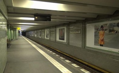 Unterirdische Kunst in U-Bahnhof