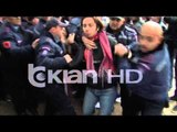 PROTESTA TEK LIQENI, POLICIA SHOQERON DY AKTIVISTE