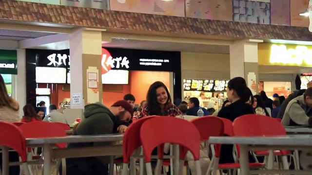 Удар по яйцам. Приколы над девушками.