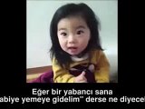 Koreli Minik Kız Yabancılara Hayır Demeyi Öğreniyor Video