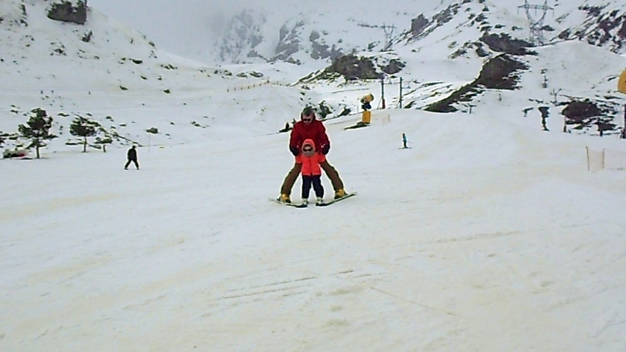 Zoé skie avec Mathias