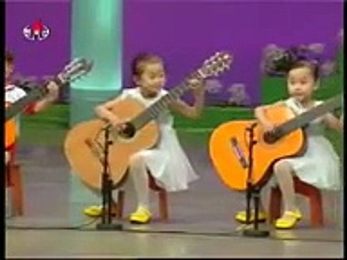 North Korea children playing the guitar. Creepy as hell. - video Dailymotion