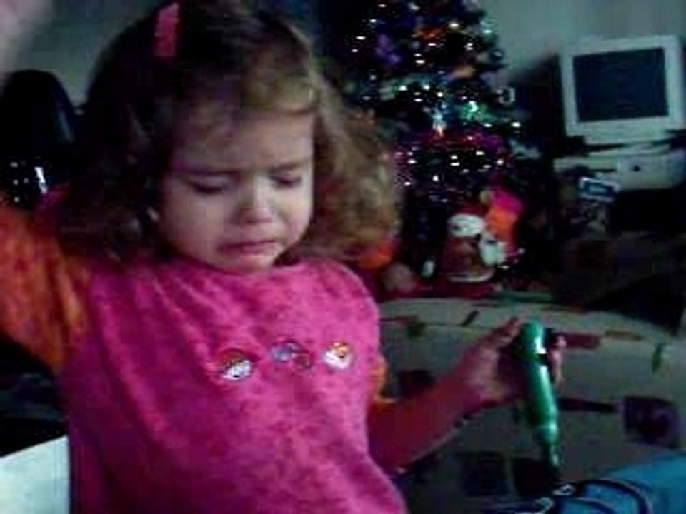 Mina se maquille les bras