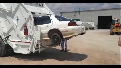 Çöp Kamyonuna Çöp Yerine Araba Atılırsa