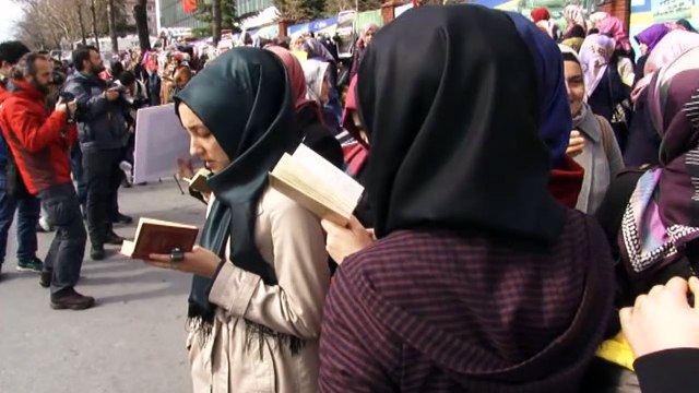 الشرطة التركية تفرق بالقوة متظاهرين تجمعوا امام صحيفة زمان