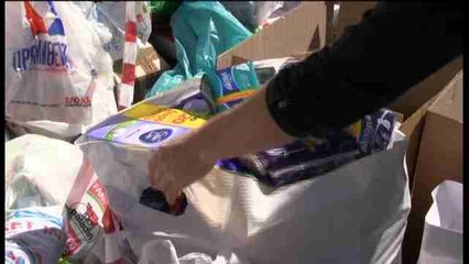 Atenienses llenan la plaza Syntagma de comida y medicinas para los refugiados