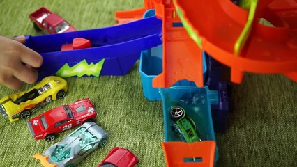 COLOR CHANGERS CARS Hot Wheels Color Shifters Splash Science lab kids video Ryan ToysRevie