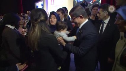 Başbakan Davutoğlu ve Eşi Bebek Yalçın Nane ile Yakından İlgilendiler