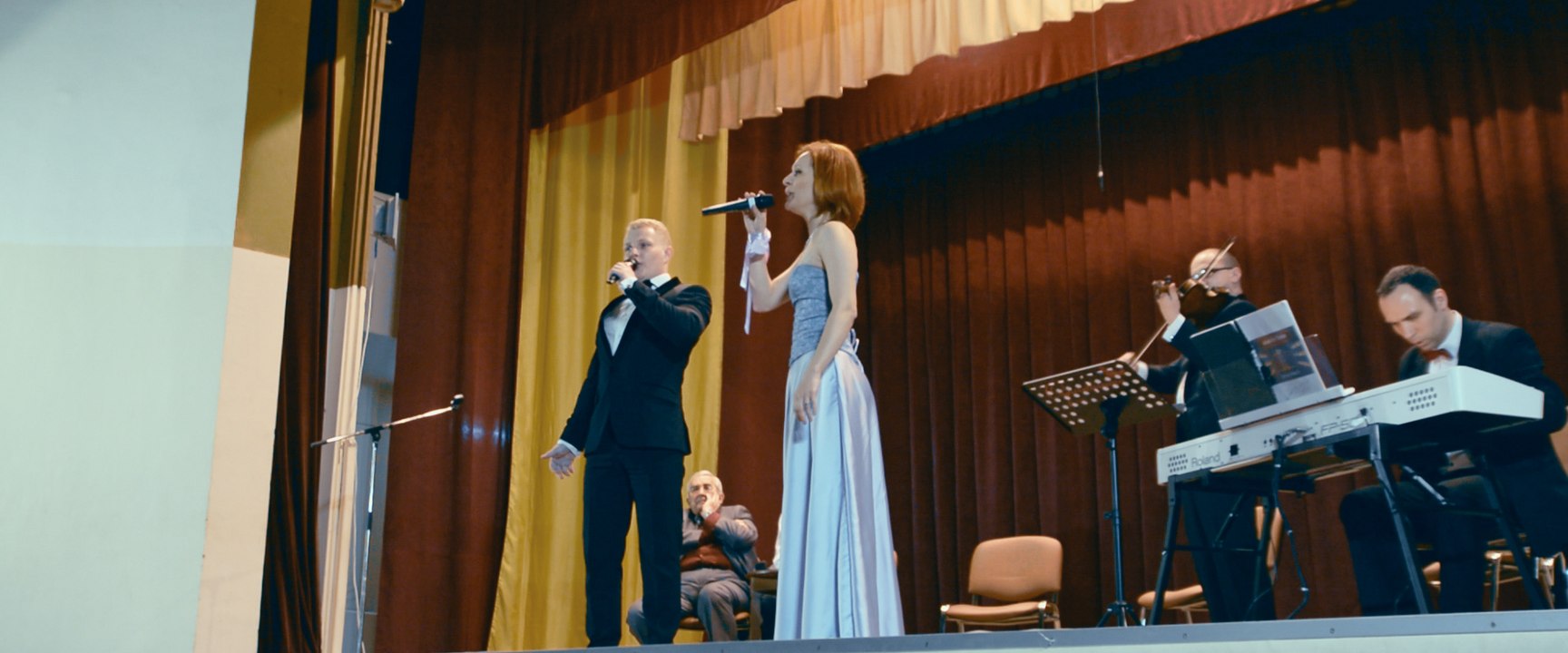 AGORA MEDIA | Ştefan Korch şi Kolcsár Katalin la spectacolul de la Câmpia Turzii