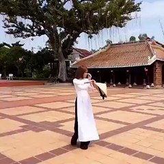 chaines girl dancing on music