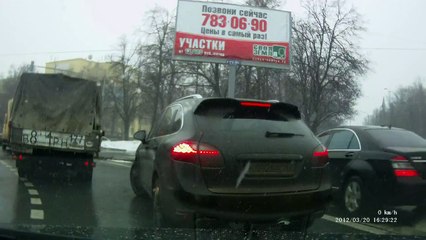 Наглый мужик на мерине S500 получил свое
