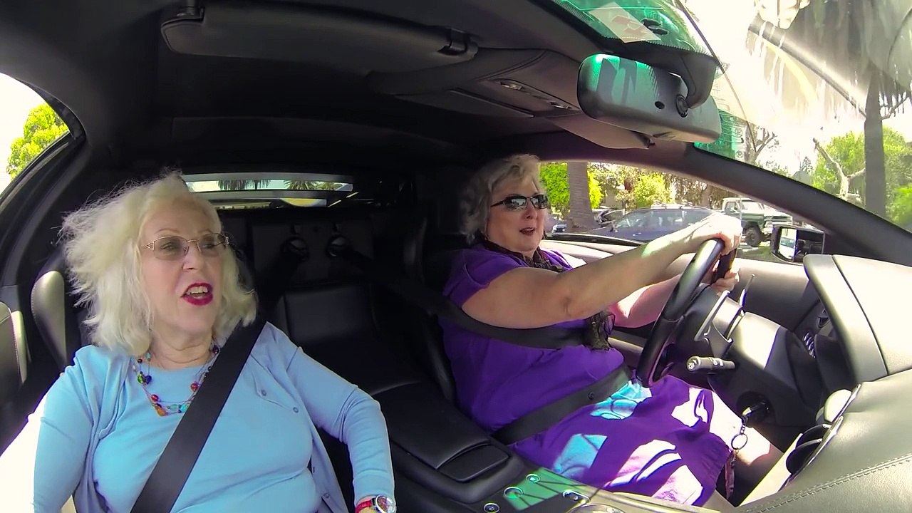 2 mamies OKLM en Lamborghini pour faire leurs courses ...